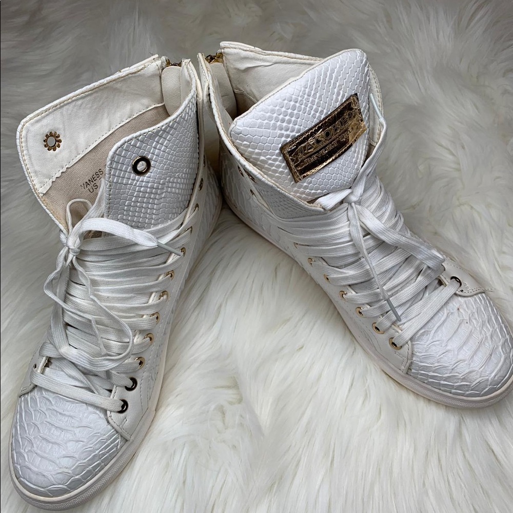 White lace up hi-top sneakers
